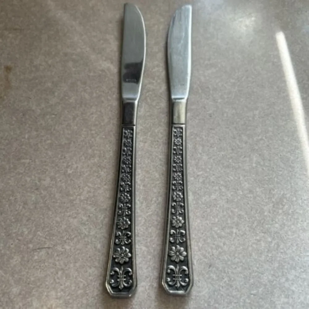 Interpur Stainless Korea 8 Petal‎ Flower Florenz Flatware Black Accents 2 Knifes